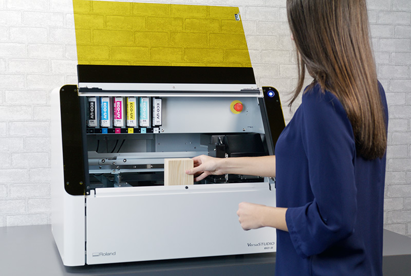 上海納艾升攜手RolandDG與上海海事大學(xué)聯(lián)袂亮相建平中學(xué)“建平杯”，AI智能小車(chē)賽道點(diǎn)燃科技熱情